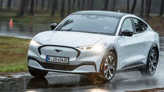 Mit dem Mustang Mach-E startete Ford spät, aber dynamisch in die Elektromobilität. In Sachen Umsatz spielt das Modell aber keine große Rolle. (Ford)