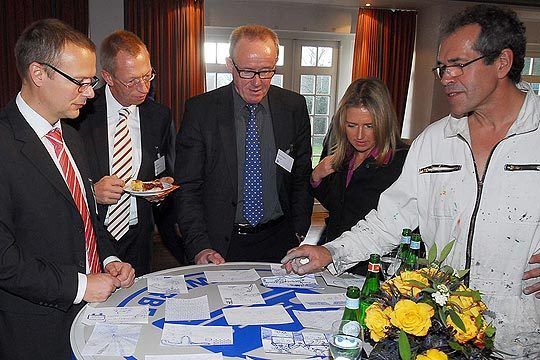 Aber nicht nur Künstler Kay Prinz durfte malen. Auch die Teilnehmer waren aufgefordert „Doodles“ zu zeichnen. Keine leichte Aufgabe für die Jury, die Besten auszuwählen. (Archiv: Vogel Business Media)