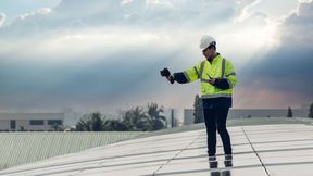 Inspector examination of photovoltaic modules using a thermal imaging camera (Source: © kanpisut - stock.adobe.com)