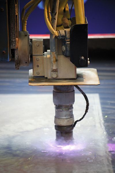 Bild 1: Das Plasmaschneiden von Aluminium- oder Stahlblech unter Wasser verursacht kaum Emissionen und ist so leise wie ein handelsüblicher Wasserkocher. (Bild: Oerlikon)
