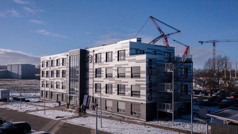 Der Batteriehersteller Customcells hat seine neue Unternehmenszentrale in Itzehoe bezogen. (Bild:  Customcells)