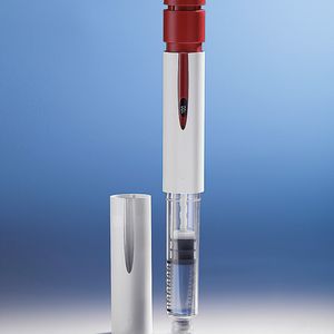 Injektionspen: Der 2-Komponenten-Außenkörper besteht aus einer transparenten Polycarbonat-Komponente mit Lupenfunktion sowie einer überspritzten Außenkomponente aus pantonefarbenem PC/ABS-Blend und vereint mehrere Funktionen in sich.
