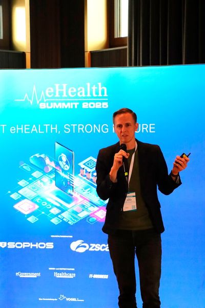 Prof. Dr. Felix Nensa, Professur für Radiologie an Universitätsmedizin Essen, gab spannende Ein- und Ausblicke in den KI-Einsatz in der Radiologie. (Bild: Susanne Ehneß)