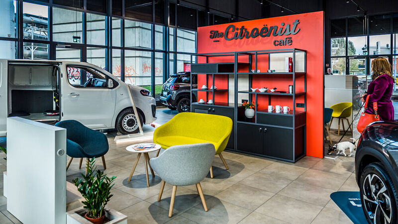 Der „La Maison Citroën“-Schauraum soll mit warmen Farben ein Wohlfühlambiente für die Kunden erzeugen. (Bild: Olaf Malzahn/Klaus+Co)