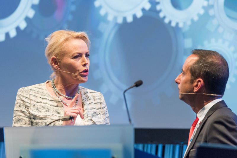 Katja Stauber im Gespräch mit Alberto Silini von S-GE. (Bild: 720 GmbH/ Peter Schäublin)