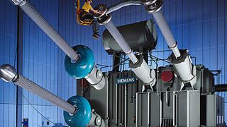Weil die Nachfrage nach Transformatoren zur Hochspannungs-Gleichstromübertragung (Bild) so hoch ist, hat Siemens seine Bahntransformatoren-Produktion verlagert. Bild: Siemens (Archiv: Vogel Business Media)