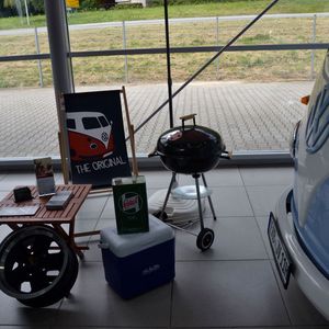 Im Showroom legt das Autohaus großen Wert auf eine ansprechende Präsentation.(Bild:  Mauritz/»kfz-betrieb«)