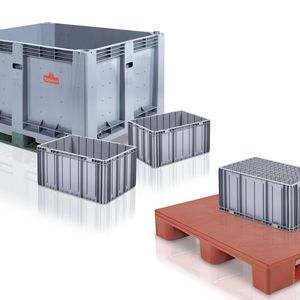 Mit der gigantischen Spritzgießmaschine MX 4000-75000 von Krauss-Maffei fertigt die Georg Utz AG Paletten, Boxen und Paloxen mit einem Schussgewicht von maximal 50 Kilogramm. Etagen- und Mehrkavitäten-Werkzeuge spielen dabei auch eine Hauptrolle.(Bild:  Krauss-Maffei)