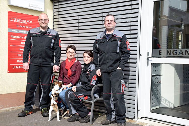Das Team von Michael Moik, inklusive vierbeiniger Kundenbetreuung. (Rubbel / »kfz-betrieb«)