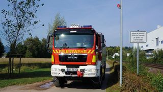 Achtung, Feuerwehr: Um Fußgänger und Radfahrer im Einsatzfall zu warnen, wurden an der schmalen Zufahrt zum Gerätehaus der Feuerwehr in Obersäckingen an vier Straßenlaternen zusätzlich die roten, sehr auffälligen Werma-Blitzleuchten angebracht. (Bild: Werma Signaltechnik GmbH & Co KG)