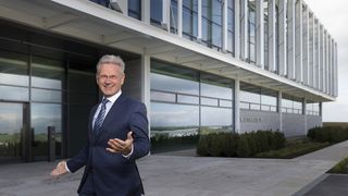 Dr. Manfred Wittenstein, Aufsichtsratsvorsitzender von Wittenstein, vor der offiziell eingeweihten Innovationsfabrik, die für die Industrie 4.0 konzipiert wurde. (Wittenstein)