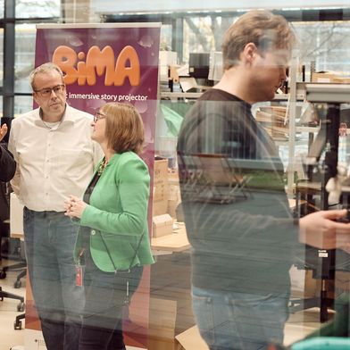 Erfolgreicher Robotik-Inkubator der TUM erhält weitere Förderung: Im Munich Urban Colab sprechen Nicole Ebner, Prof. Eckehard Steinbach (2. v. l.) und Lorenzo Masia (l.) miteinander. Rechts ist Jannik Grothusen, Gründer des Start-ups The Robot Learning Company, zu sehen.  (Bild: Steffen Kastner)
