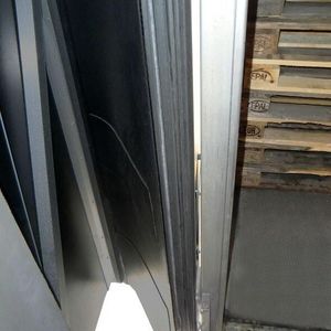 Öffnungen zwischen am Lkw anliegender Seitenschürze und Seitenteil der Torabdichtung verursachen spürbare Wärmeverluste in der Halle.
