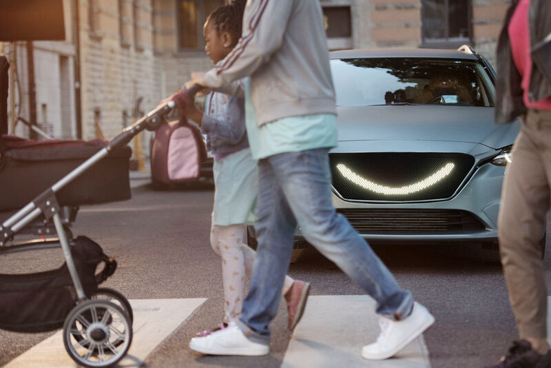 Bei der Semcon Entwicklung handelt es sich um ein Display in der Fahrzeugfront, dass Fußgängern in der Interaktion mit einem Lächeln zu verstehen gibt, wann sie beispielsweise eine Straße queren können – ohne dass der Wagen plötzlich losfährt. (Robin Aron)