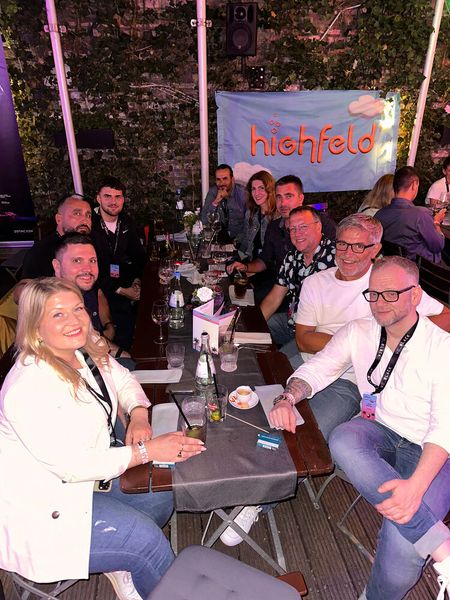 Erprobte DC-Party-Gäste: (v. l.) Sonja Hüsemann (Norton), Denis Werner (ITscope), Oktay Cayiroglu (Norton), Kenai (Praktikant), Ismael Campo und Nevin Bozkurt (Norton), Andreas Roth (AOC), Stefan Knerrich und Dieter Rahe (APC) und Stefan Wehrhahn (Norton) (Bild: Vogel IT-Medien GmbH)