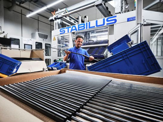 Der Stabilus-Konzern ist eigentlich ein bekannter Zulieferer für die Autoindustrie und die Industrie im Allgemeinen. Doch die konjunkturelle Flaute macht Änderungen nötig. Deshalb will man die Produkte (etwa Dämpfer) nun intensiver im Rüstungsbereich anbieten.(Bild:  Stabilus)