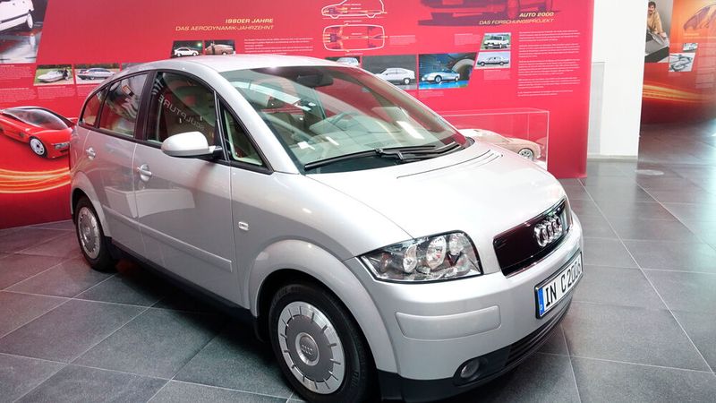 Der Audi A2 wurde 1999 bis 2005 in Neckarsulm produziert. Die 3-Liter-Variante unterschied sich in vielen Merkmalen vom konventionellen Modell. Das automatisierte Getriebe wird, wie im gleich motorisierten VW Lupo 3l, hydraulisch über einen Gangsteller betätigt. Zusätzlich wird auch die Start-Stopp-Automatik aktiviert, die nach vier Sekunden Stillstand den Motor abstellt. Aus Gewichtsgründen ist das Fahrwerk teils aus Aluminium gefertigt und kompakter aufgebaut. Der Audi A2, mit Ausnahme des 1.2 TDI, erreicht einen cW-Wert von 0,28 bei einer Stirnfläche von 2,20 m², die 3l-Variante von 0,25. (Bild: Dominsky – VCG)