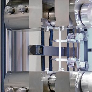 Metallzugversuch mit r- und n-Wert-Bestimmung mit Makro-Xtens (Längen­änderungsmessung) und Video-Xtens (Breitenänderungsmessung).