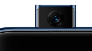 Die Pop-Up-Kamera des Oneplus 7 Pro fährt durch das Drücken auf die Kamera-App heraus. Beim Verlassen der App, dem Wechsel auf die rückwärtige Kamera sowie das Ausschalten des Displays fährt die Kamera wieder ein. (Oneplus)