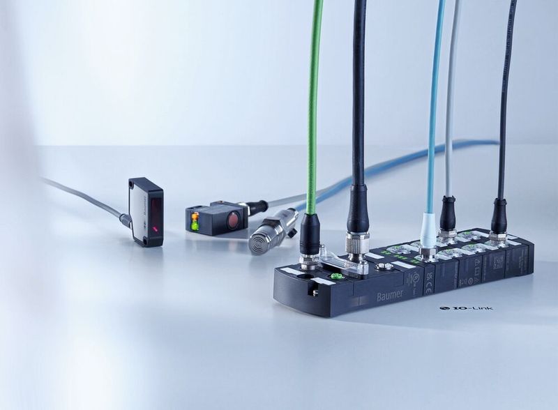 Auf das IO-Link Gesamtpaket kommt es an. Wenn das Zusammenspiel von Sensoren, leistungsstarken Mastern und einem herstellerunabhängigen Konfigurationstool stimmt, ist eine deutlich gesteigerte Maschinenperformance möglich.  (Bild: Baumer)
