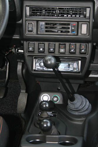 Nostalgie pur: Die Kippschalter in der Mittelkonsole für Licht, Gebläse und Co. (Bild: Ampnet)