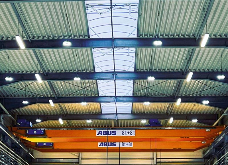 LED Technics Germany hat mit einer energieeffizienten LED-Lichtlösung für die Hallen beim Reifenhäuser die Gesamtenergiekosten fast halbiert. (Bild: Reifenhäuser)