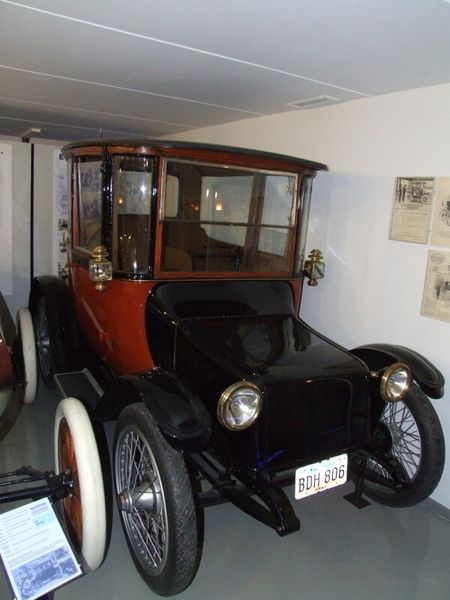 Detroit Electric EV-Opera-Car, Modell 68/17 B, Baujahr 1909, 55 km/h, Gleichstrommotor 4 Fahrstufen, 39 kW, Bleibatterie: 94 V/180 Ah, Kraftübertragung direkt auf Hinterachse; ehemaliger Wagen der Ehefrau von John Rockefeller; aufgenommen im Museum Autovision, Altlußheim, Deutschland (GNU Free Documentation License, Claus Ableiter)