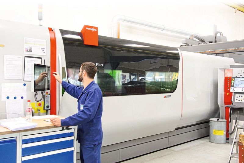 Zentrales Element der Smart Factory: An der vollständig automatisierten Laserschneidmaschine ByStar Fiber mit Portallader startet der Bediener über einen Touch-Screen die vom Produktionsplanungssystem vorgegebenen Fertigungsaufträge (SMM Konrad Mücke)