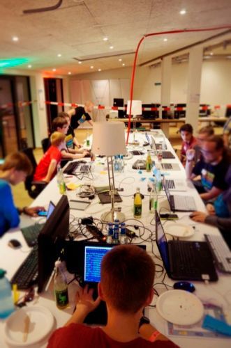 Jugend hackt (Stand: 96): Jugend hackt ist ein Programm zur Förderung des Programmiernachwuchses im deutschsprachigen Raum. Während Wettbewerbe wie »Jugend musiziert« und »Jugend forscht« seit Jahrzehnten etabliert sind, finden junge Talente aus dem Bereich der Soft- und Hardwareentwicklung kaum Platz für Förderung und Vernetzung. Seit 2013 veranstalten die Open Knowledge Foundation Deutschland und mediale pfade deshalb Jugend hackt.  (Bild: Daniel Seitz)