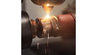 Bewährte Prozesse des Laserauftragschweißens werden vom Fraunhofer ILT aus Aachen und Etxetar aus Spanien jetzt soweit optimiert, dass sie in weiteren Industriezweigen dabei helfen können, neue Anforderungen zu erfüllen. Hier wird eine Eisenbahnachse per LMD repariert. (Bild: Etxetar)