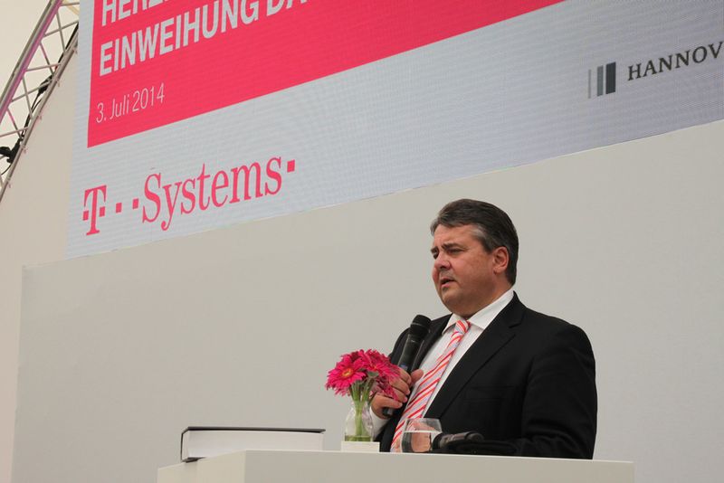 Bundeswirtschaftsminister Sigmar Gabriel unterstrich in seiner Rede die Bedeutung auf die Hoheit über Daten und lobte das Telekom-Engagement in Sachsen-Anhalt. (Daniel Große)