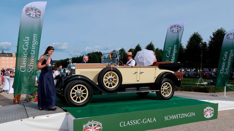 Dieser Horch 8 Typ 350 aus dem Jahr 1929 mit Karosserie von Hornig aus Meerane (Sachsen) wurde in der Nachkriegszeit zur Bandsäge umgebaut. Zum Glück blieb dabei der Rahmen unversehrt und die Front bis zur Windschutzscheibe erhalten. Die weitere Karosserie und das Interieur gestaltete das Team der Oldtimermanufaktur Schrank in Fischbach (Rhön) erst kürzlich nach dem Vorbild des originalen offenen Tourenwagens. Unter der Haube steckt ein Reihenachtzylinder mit vier Litern Hubraum und zwei obenliegenden Nockenwellen, angetrieben von einer Königswelle. Höchstleistung: 80 PS. (Bild: Peter Diehl)
