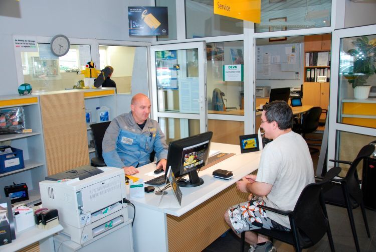 Das entspannte und heitere Gespräch zwischen Kunde und Meister ist in Zossen nicht die Ausnahme, sondern gelebter Standard. (Foto: Holz)