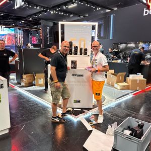 Paar Stunden vor dem Opening herrscht noch Chaos, aber Zisis und Maciej (ZOTAC) sind super gut drauf.(Bild:  Vogel IT-Medien)
