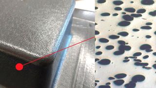 Links ein geschäumtes Thermoformbauteil aus ABS (Acrylnitril-Butadien-Styrol). Rechts erkennt man im Schnitt durch das Material, wie sich die Zellen in der Schaumstruktur ausrprägen und verteilen. (IKT Stuttgart)