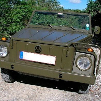 Nach dem erste „Kübel“ und dem Schwimmwagen im Zweiten Weltkrieg hat sich Volkswagen bei der Bundeswehr mit diesem Kübel hier beliebt gemacht, sowie mit dem VW-Bus. Nun gibt es erste Berichte, dass man auch in die gepanzerte Fahrzeugschiene einsteigen könnte ... (Bild: Volkswagen)