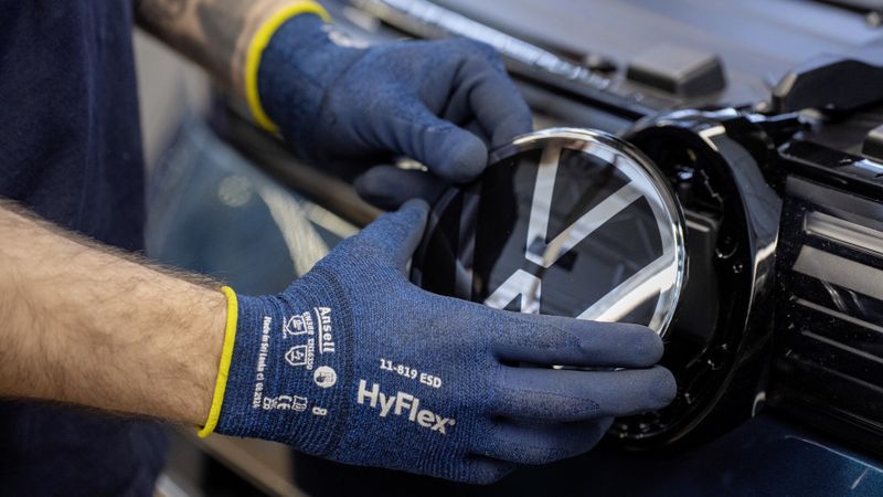 Vorstand und Aufsichtsrat von Volkswagen wollen mehr sparen, als im Tarifvertrag von 2024 vorgesehen.(Bild:  Volkswagen)