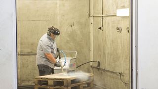 As cold as ice: In gemeinsamen Testversuchen wird gezielt daran gearbeitet, die optimalen Parameter bezüglich Strahldruck, Trockeneismenge und Menge des Abrasivmittels mit dem Ascojet Combi Blaster 1708 zu definieren. (Bild: Asco)