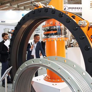 Fluidische Systeme im Gespräch: Pumpen, Ventile, Rohre und Dichtungslösungen finden Sie auf der Achema 2022 in Halle 8.0 und 9.(Bild:  Dechema e.V. / Helmut Stettin)