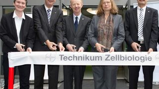 Große Freude über die bevorstehende Inbetriebnahme des neuen Wuppertaler Technikums Zellbiologie (v.l.n.r.: Dr. Simone Kardinahl, Leiterin der Biotechnologischen Entwicklung Bayer HealthCare Wuppertal, Peter Jung, Wuppertaler Oberbürgermeister, Dr. Marijn Dekkers, Vorstandsvorsitzender Bayer AG, Anne Lütkes, Regierungspräsidentin Düsseldorf, Dr. Klaus Jelich, Standortleiter Wuppertal, Prof. Dr. Andreas Busch, Bayer HealthCare Executive Committee und Leiter Global Drug Discovery). (Bild: Bayer)