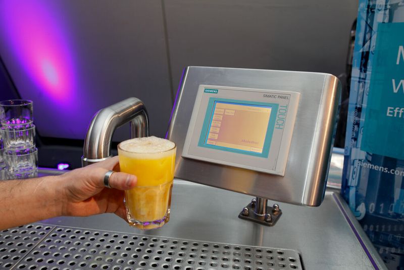 Der Cocktailofant, hier im Einsatz auf der SPS IPC Drives 2018, kann auf Knopfdruck bis zu 26 verschiedene Cocktails mixen.  (© Coktailofant)