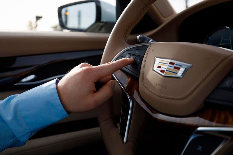 Selbst die teilautonomen Fahrfunktionen der aktuellen Tesla- oder Cadillac-Modelle (Super Cruise) auf festgelegten Highways sind nicht mehr als ein Fahrerassistenzsystem der Stufe zwei plus.  (Bild: Cadillac)