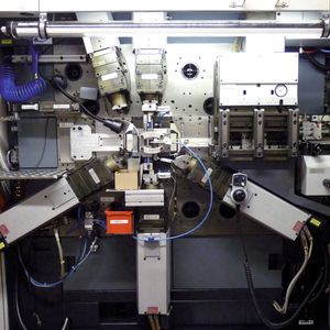 Die Selbstoptimierung sorgt dafür, dass diese Stanz-Biege-Maschine auf die Abweichungen reagiert. Werkzeuge passen sich selbstständig an und optimieren so den laufenden Fertigungsprozess.