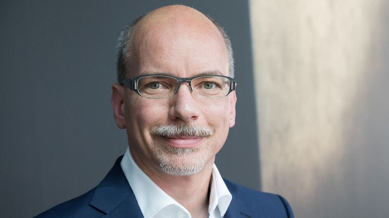 Karsten Sohns, Geschäftsführer Porsche Deutschland: „2024 war für Porsche das Jahr der Produktneuheiten: Gleich vier Modellreihen wurden aktualisiert und mit dem neuen Macan die zweite, vollelektrische Modellreihe von Porsche in unser Produktportfolio aufgenommen. Im Jahr 2025 freuen wir uns auf die jüngste Produktpalette in der Unternehmensgeschichte, die wir unseren Kunden anbieten können. Mit dem Dreiklang aus effizienten Verbrenner-Modellen, leistungsstarken Plug-in-Hybriden und vollelektrischen Fahrzeugen bieten wir eine umfangreiche Modellauswahl. Unser Fokus ist es, die Elektromobilität in Deutschland weiter voranzutreiben und Kunden sowie Interessenten von den Vorzügen eines vollelektrischen Fahrzeugs zu überzeugen. Die Retail-Transformation schreitet auch in diesem Jahr in der deutschen Handelsorganisation weiter voran, bereits ein Drittel der Standorte sind nach dem neuen Retail-Konzept Destination Porsche transformiert, und bis Ende des Jahres planen wir einen Umsetzungsstand von rund 50 Prozent. Gleichzeitig investieren wir in den weiteren Ausbau der Porsche Charging-Lounges. Dieses Jahr steht wieder die IAA Mobility im September in München an. Für uns als Heimatmarkt ist das ein ganz besonderes Highlight und wir freuen uns darauf, viele Kunden, Interessenten und Fans zu treffen. Selbstverständlich beobachten wir auch ganz genau die nationalen und internationalen politischen Entwicklungen und die daraus resultierenden Implikationen für die Automobilbranche.“   (Bild: Porsche)