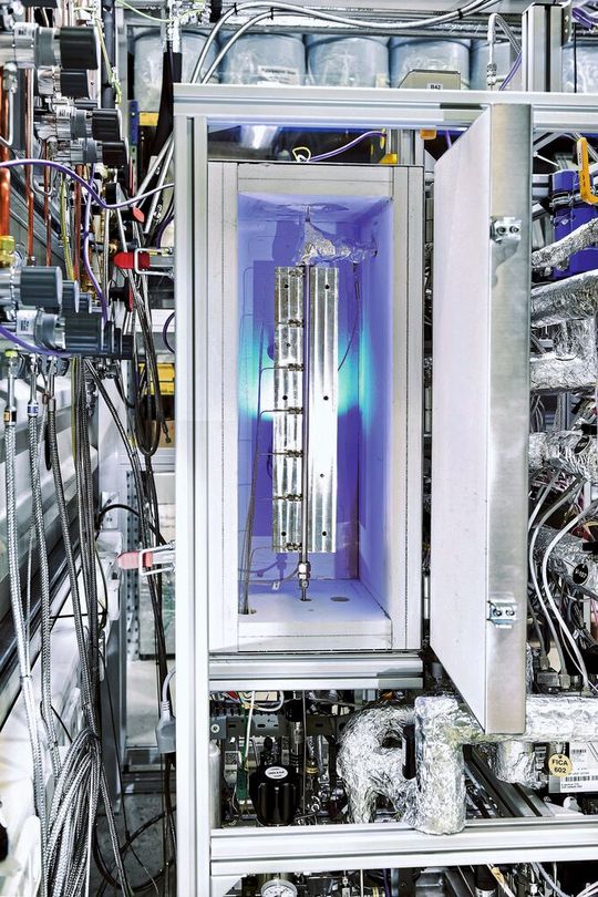 Frontalansicht des Reaktors bei geöffneter Ofentür. Die Anlage ist für den Einsatz vor Ort kompakt und mobil aufgebaut. Frontalansicht des Reaktors bei geöffneter Ofentür. Die Anlage ist für den Einsatz vor Ort kompakt und mobil aufgebaut.