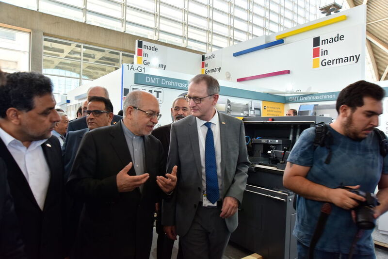 The Iranian Minister of Industry, Mining and Trade, Mohammad Reza Nematzadeh, talking with Dr. Wilfried Schäfer (VDW). (Messe Stuttgart)