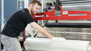 1,25 Meter breites Foliensubstrat an der Rolle-zu-Rolle- Beschichtungsanlage atmo-Flex 1250. (Bild: Fraunhofer FEP)