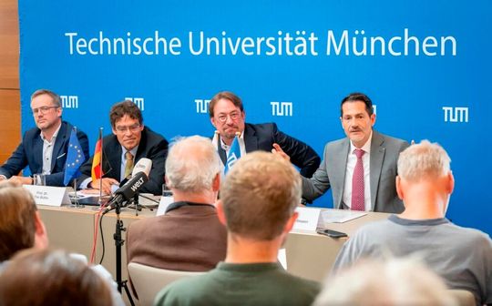 Vorstellung des White Papers zur CO₂-Regulierung von Pkw (vlnr.): Prof. Dr. Magnus Fröhling, Prof. Dr. Tim Büthe, Prof. Dr. Johannes Fottner und TUM-Präsident Prof. Dr. Thomas F. Hofmann.(Bild:  Astid Eckert |TUM)
