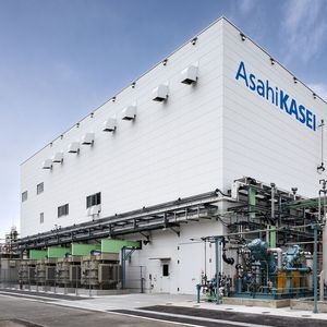 Die in der neuen Anlage gesammelten praktischen Erfahrungen sollen Asahi Kaseis Markteintritt mit großen Multimodul-Anlagen zur alkalischen Wasserelektrolyse weiter untermauern.(Bild:  Asahi Kasei)