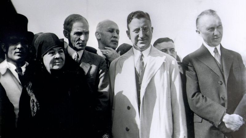 Am 2. Oktober 1930 beginnt eine Kölner Erfolgsgeschichte mit der Grundsteinlegung der Ford-Werke: Bei der Grundsteinlegung sind Henry Ford (Mitte) und Konrad Adenauer (rechts) zugegen.